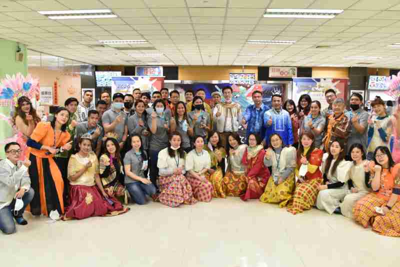 友達推動「安心、、、創新、、、、用心、、、、同心、、、盡心」五星職旅，，為菲籍員工打造全方位照護，，，首度贏得「人權實踐與發展領袖獎」殊榮