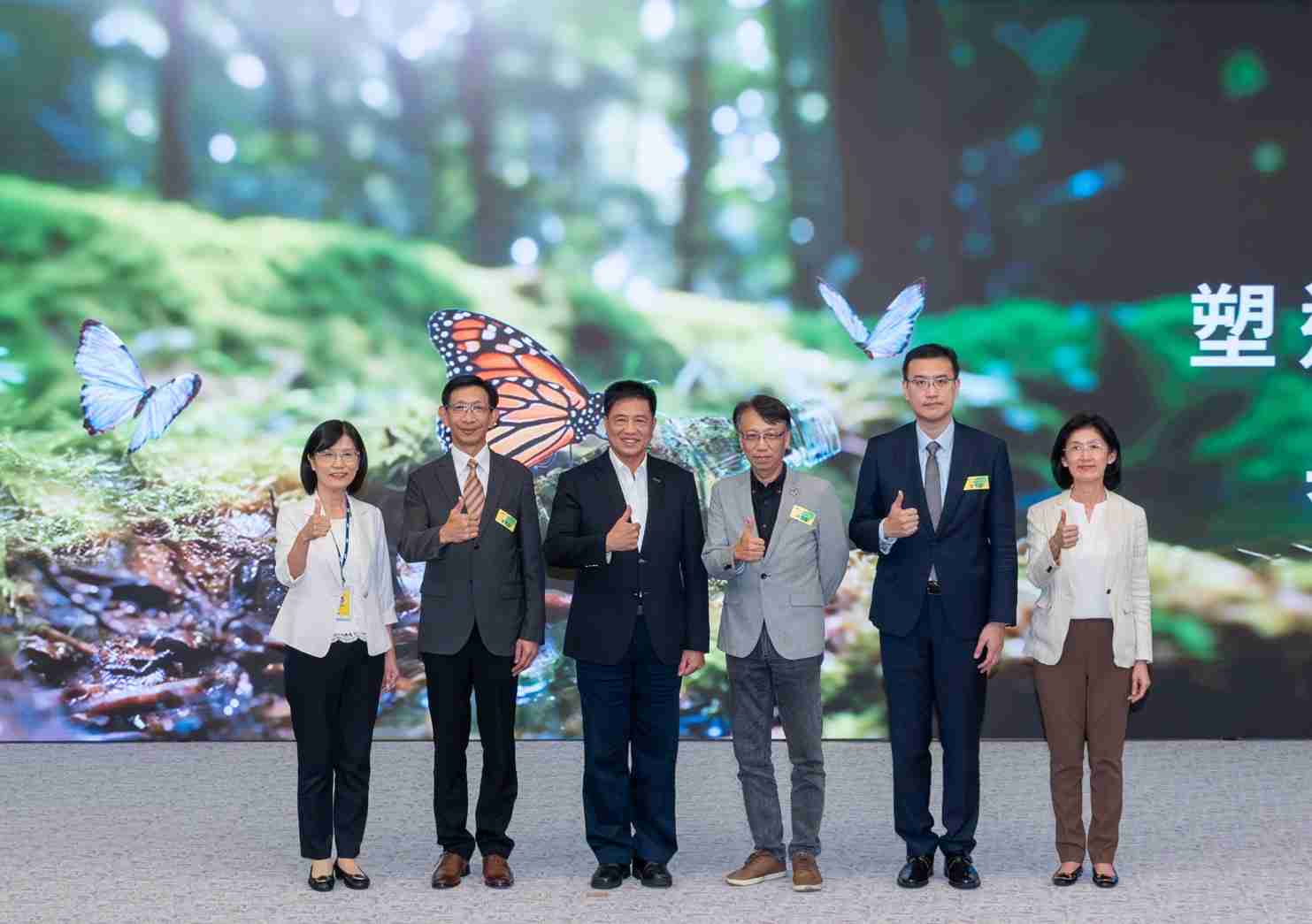 友達2023 CSR共榮大會，，邀請領域專家分享交流生物多樣性管理趨勢、、、無塑產品、、、海廢永續塑料等議題  （圖左到右：友達光電永續長古秀華、、、3M台灣技術長陳君杰、、、友達光電董事長暨集團策略長彭双浪、、光寶科技企業永續發展處處長陳慶暉、、安永聯合會計師事務所執業會計師曾于哲、、友達光電供應鏈總部副總經理吳宜芳）