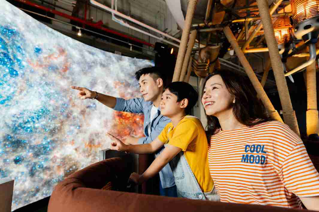 彩霸王打造全台最大宽6公尺、、高4公尺、、、、唯一搭载LED弧形拼接显示屏的动感飞行船，，，让乘客驻足在热气球上，，，享受身历其境的伪出国旅游乐趣