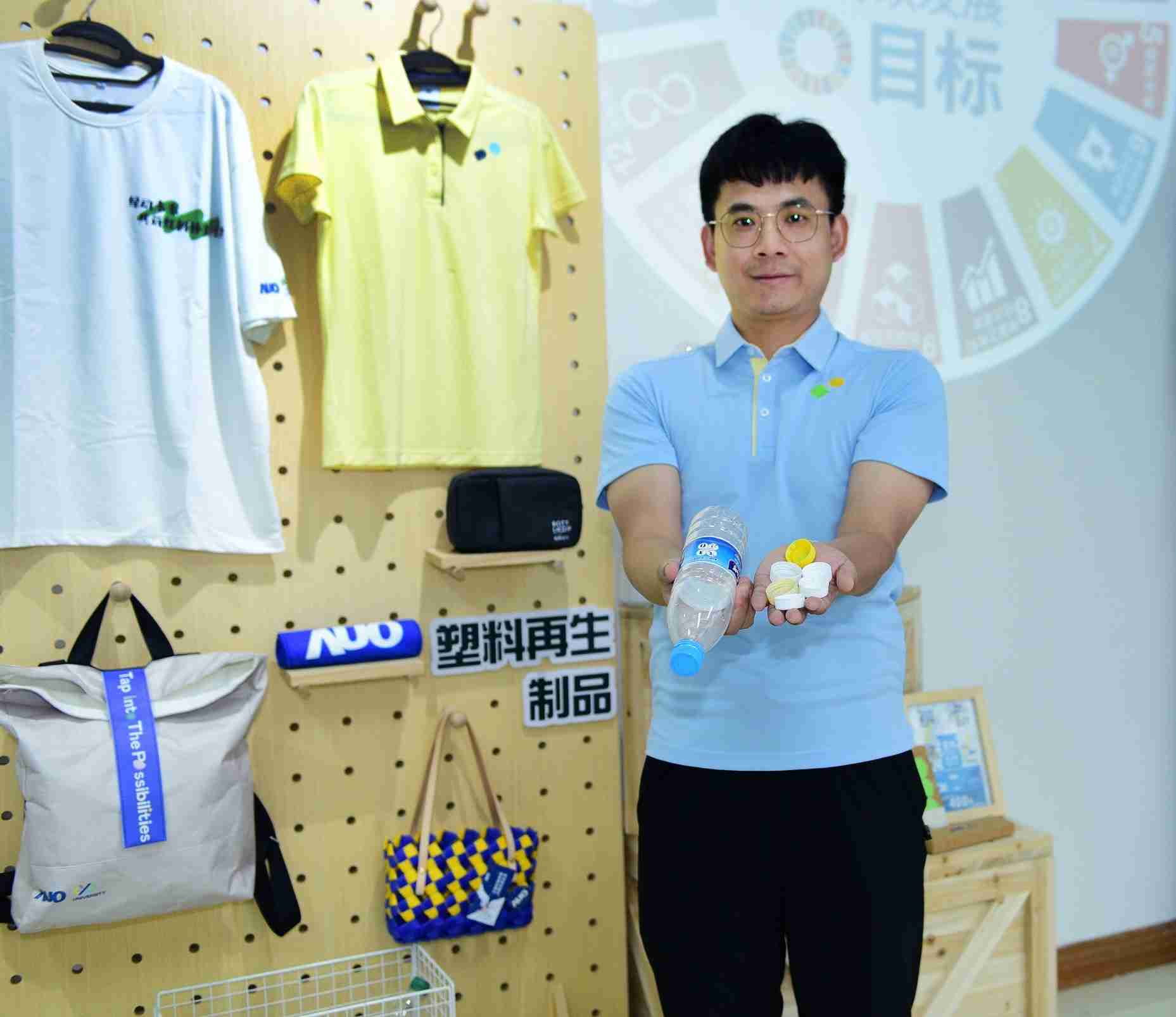 「2024智慧彩霸王展」永续发展馆中，，，展示彩霸王厦门驱动永续发展之成果，，，包含将厂内废弃物再制为实用物品，，，，将永续发展理念深植于员工生活日常实践