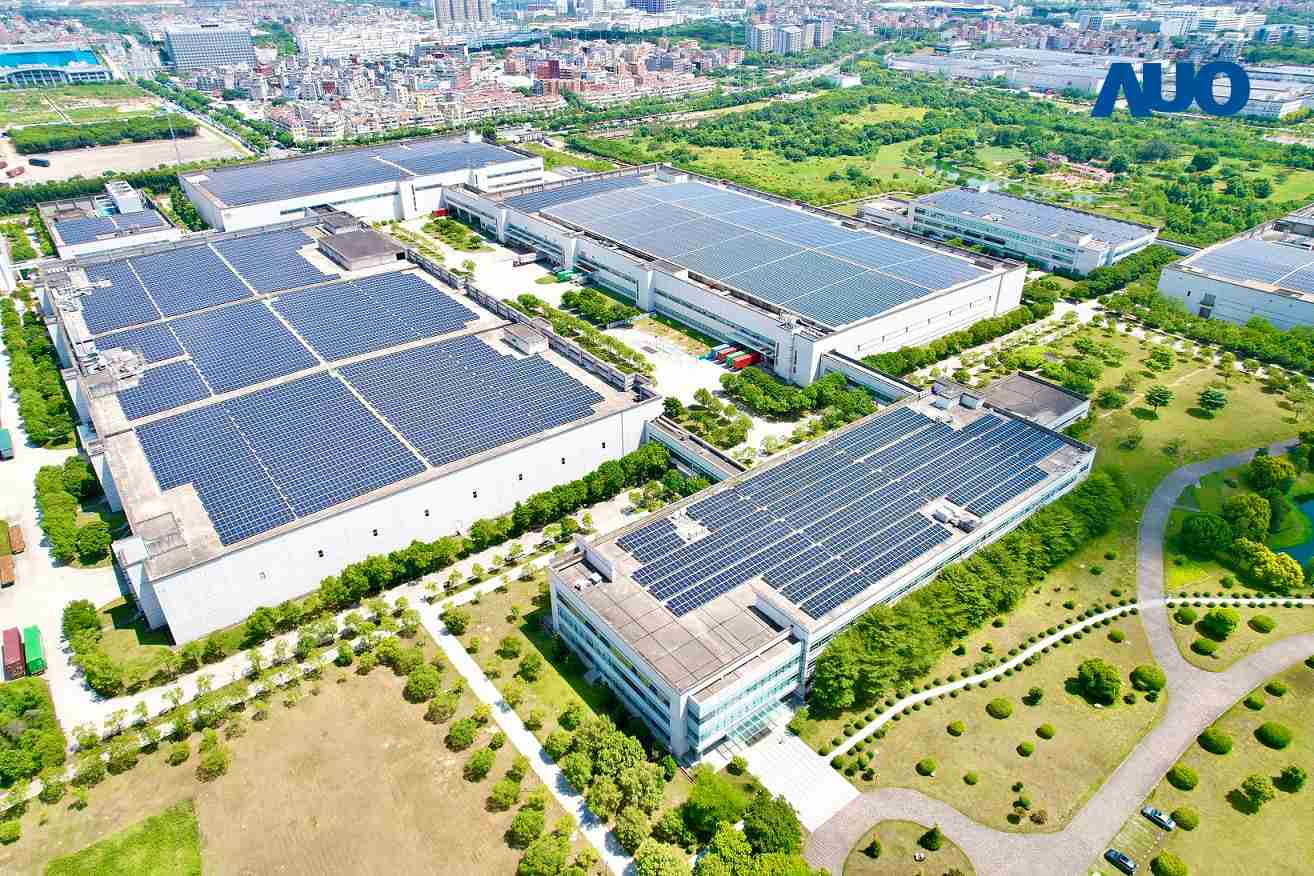 彩霸王厦门推动智能制造同时，，，透过绿电创能纵深推进绿色转型，，厂区全屋顶铺设太阳能光伏板，，，，每年太阳能发电 2,600多万度