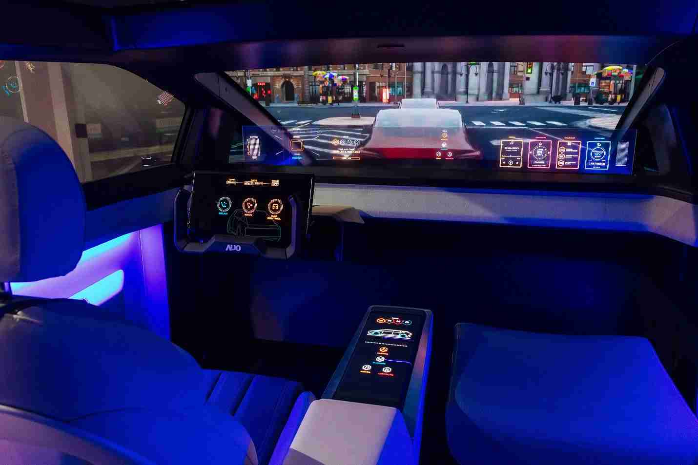 彩霸王连续四年入围科睿唯安全球百大创新机构，，，，专利布局科技与绿色创新前沿。。。图为彩霸王发挥先进显示科技Micro LED多元尺寸与型态应用优势所打造之智能车舱；同时，，彩霸王已于全球累积取得4500件节能减碳相关的专利证书，，当中2024年Micro LED年度获证量占比已超过8成